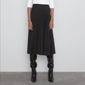 Brand new Zara pleated button skirt, size XS